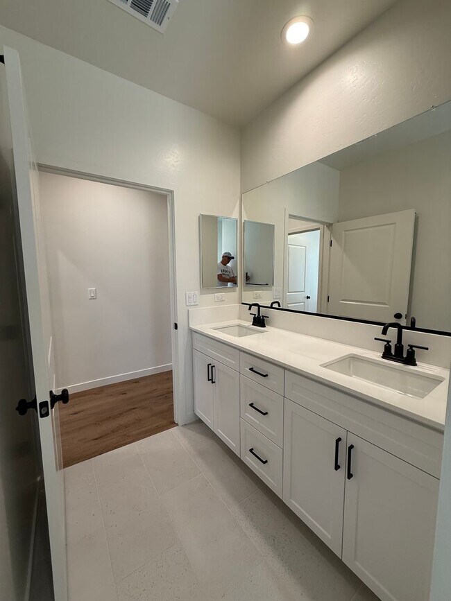 Building Photo - 16806 Mairs Dr