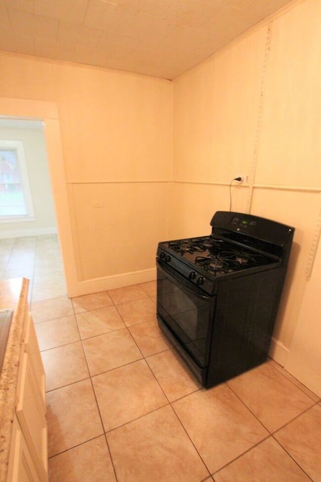 Building Photo - Tour Today! Cozy 2 Bedroom, 1 Bath Duplex ...