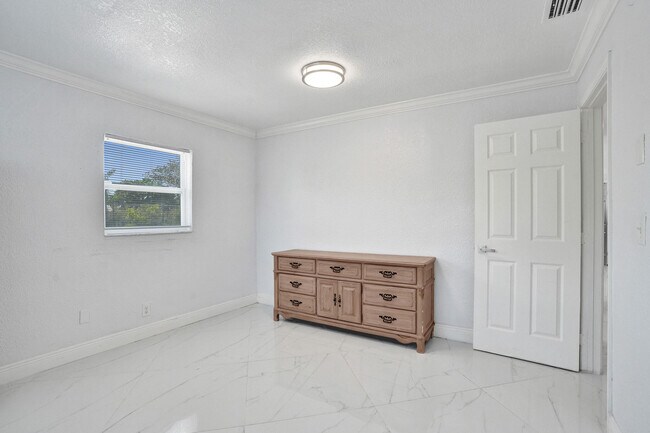 Building Photo - 855 NW 80th Terrace