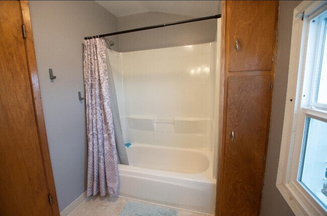 Building Photo - 1316 W Dean Ave