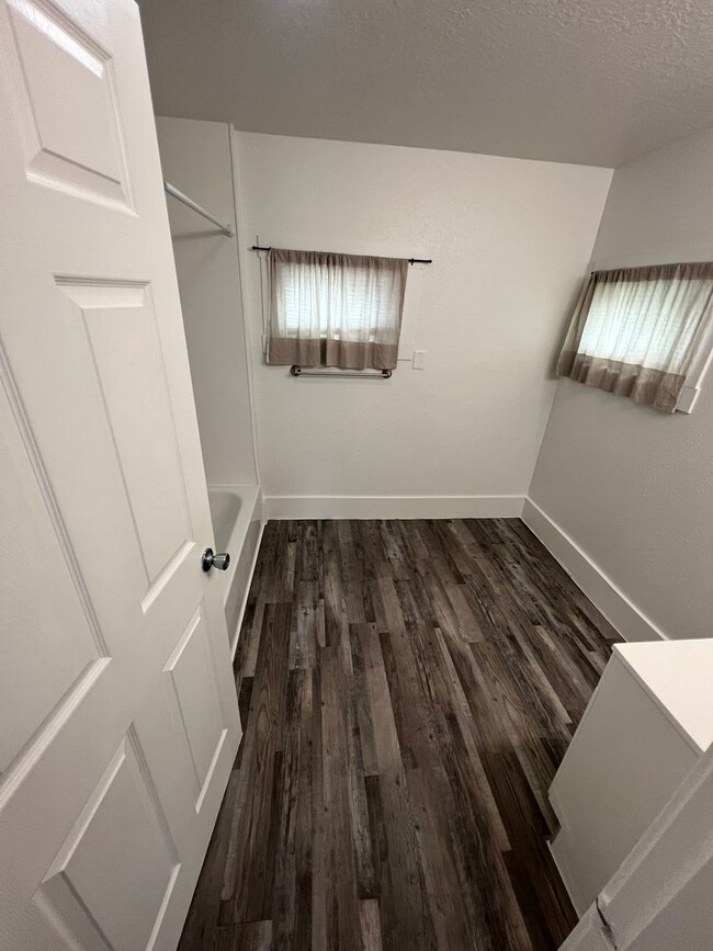 Building Photo - 2 bedroom house with fenced in back yard i...