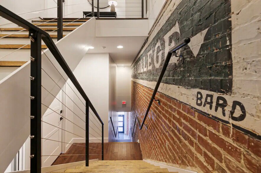 Building Photo - 122 College St