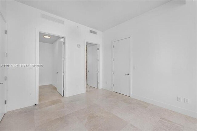 Building Photo - 175 SE 25th Rd