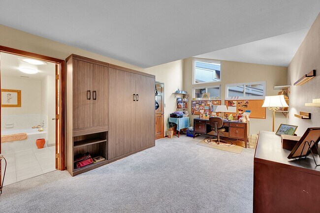 Building Photo - Backs to private lake with mountain views