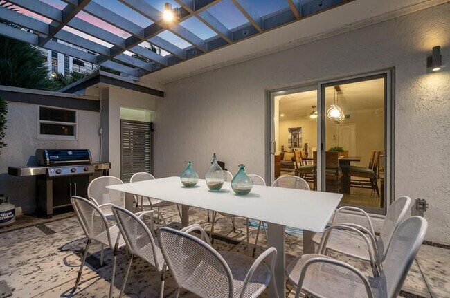 Building Photo - 3310 NE 18th St