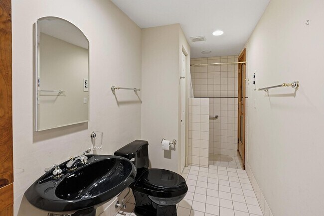 Building Photo - 6204 Paradise Point Dr