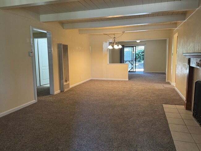 Building Photo - Large Three Bedroom Home with Two Bathrooms in Lincoln Village