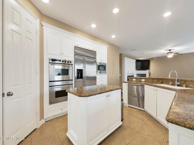 Building Photo - 3302 Woodley Ave