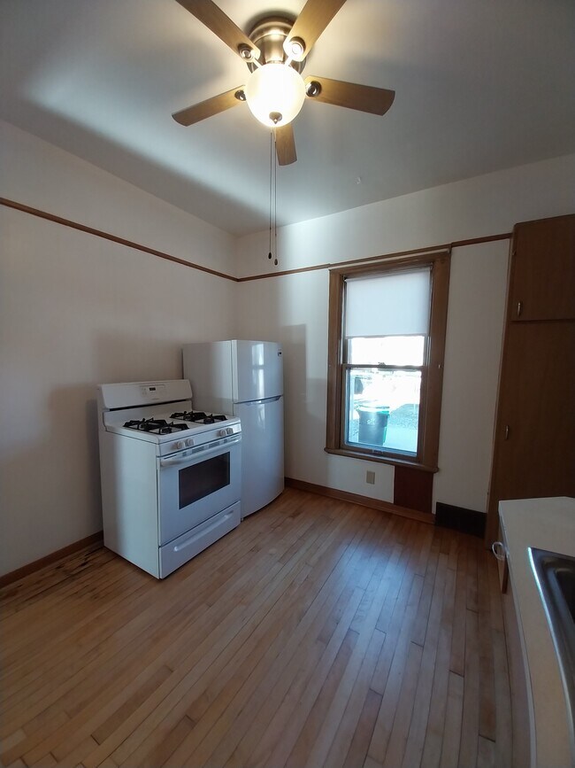 Kitchen appliances - 48 Baldwin St