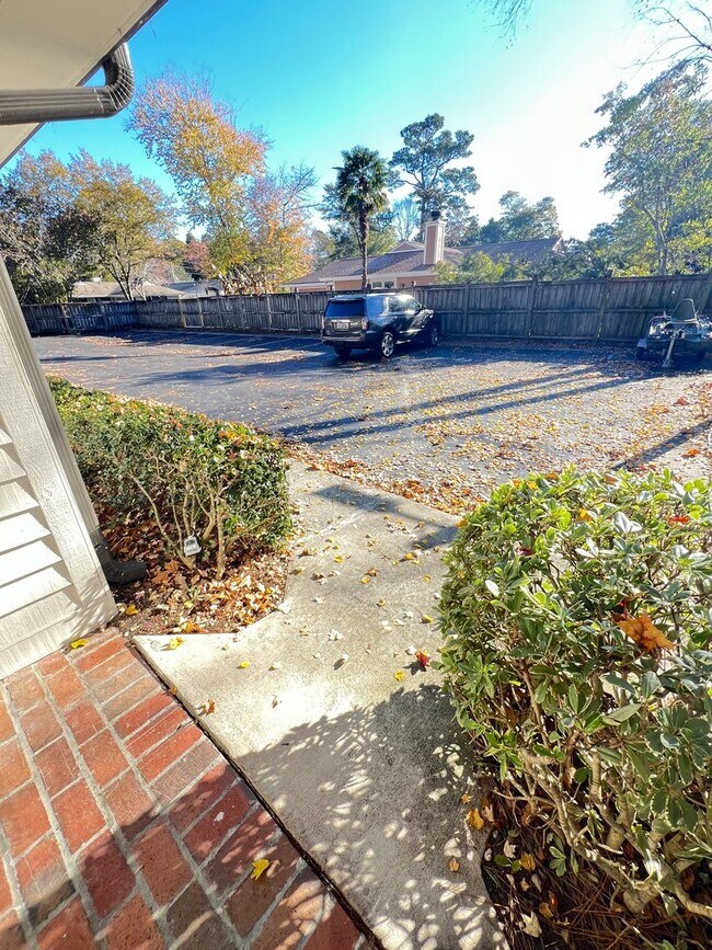 Building Photo - Introducing a charming condo in the heart of Wilmington, NC.