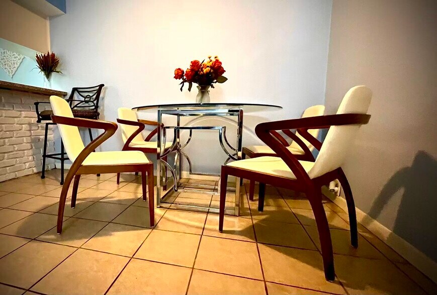 Building Photo - 2201 Fountain View Dr