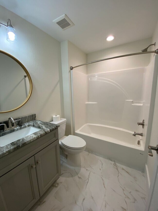 Building Photo - 1402 Parkway Dr