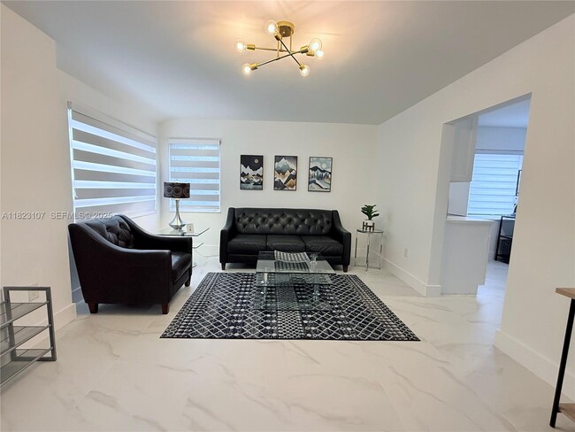 Building Photo - 4117 SW 62nd Ave