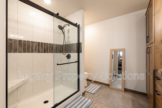 Building Photo - 527 Flint Dr