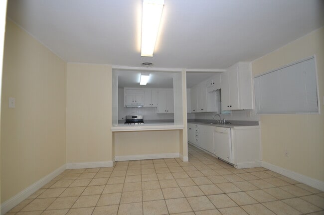 Building Photo - 704 W Moore St