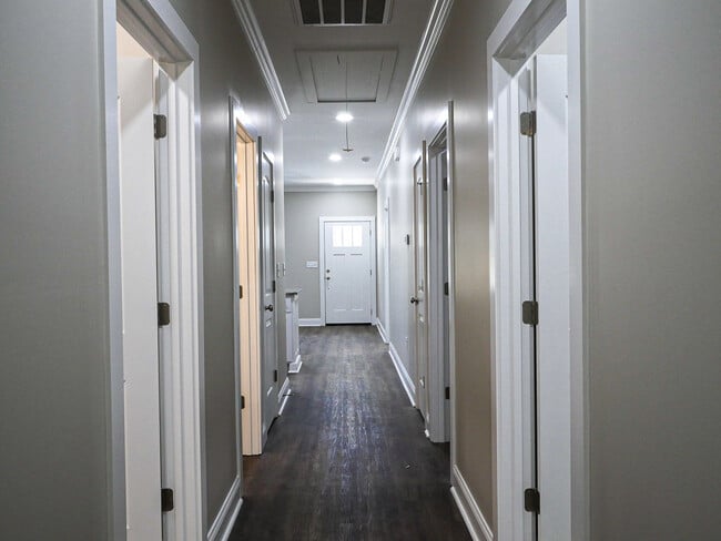 Building Photo - 1366 Summer Cir SW