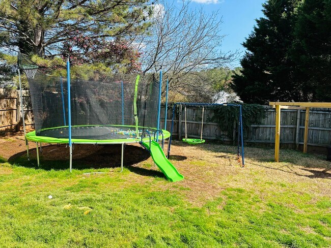 Building Photo - 208 Oak Grove Way
