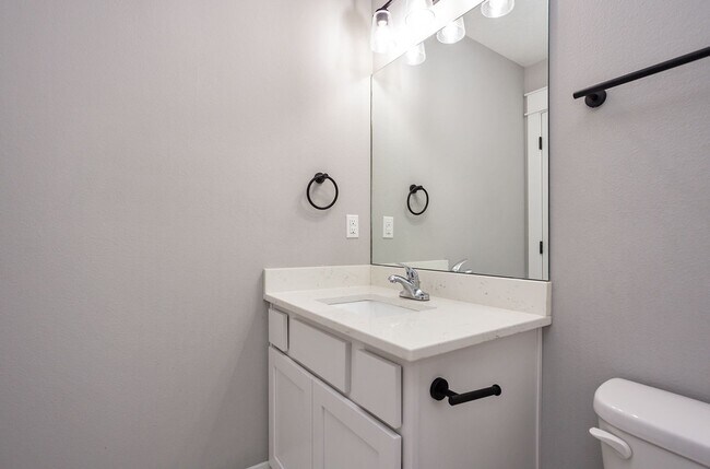 Building Photo - Like-New 4-Bedroom Home in Heritage Park –...