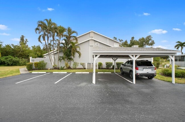 Building Photo - Well-maintained,2 bed 2 bath two-story condo located in Fort Myers