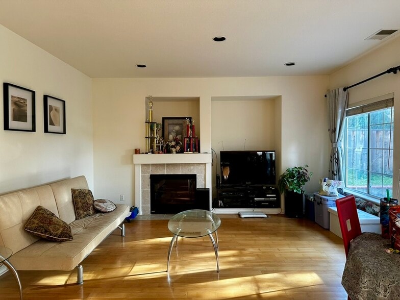 Building Photo - 41077 Pementel Ct