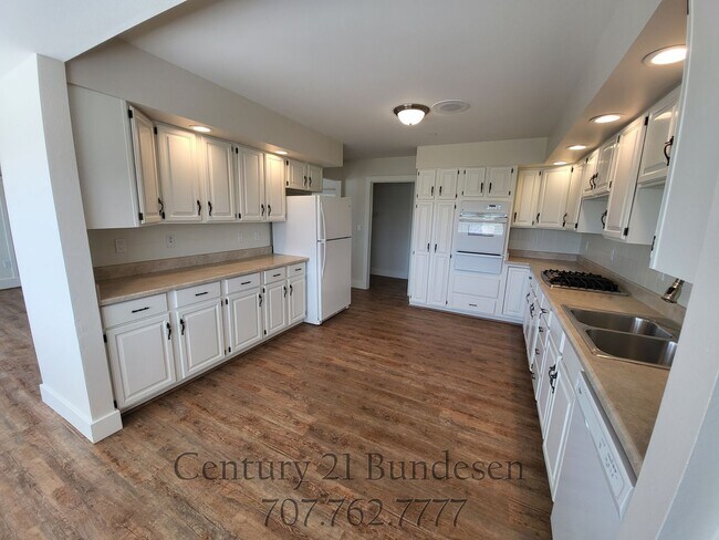 Building Photo - 811 Old Adobe Rd