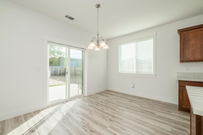 Building Photo - Modern 3-Bed / 2-Bath Home in Redding- Dog...