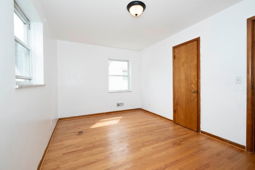 Building Photo - 3174 Sherbrooke Rd
