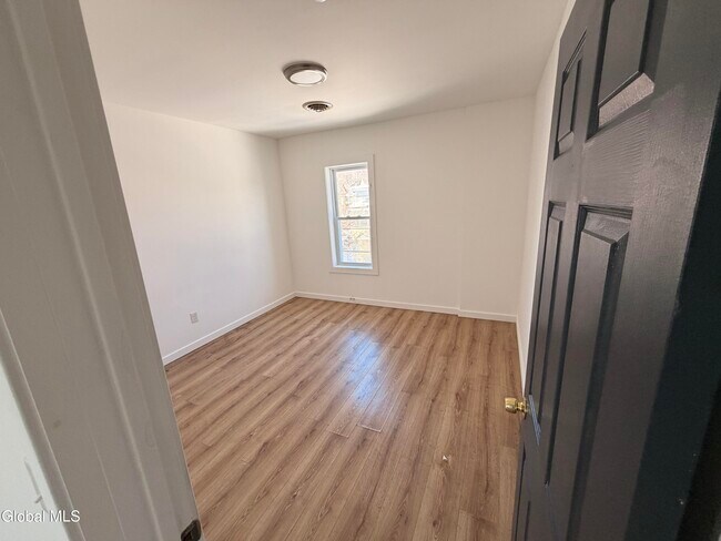 Building Photo - 8 Gardiner St