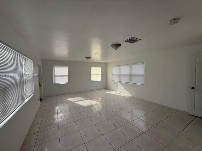 Building Photo - 1513 NW 15th Ave