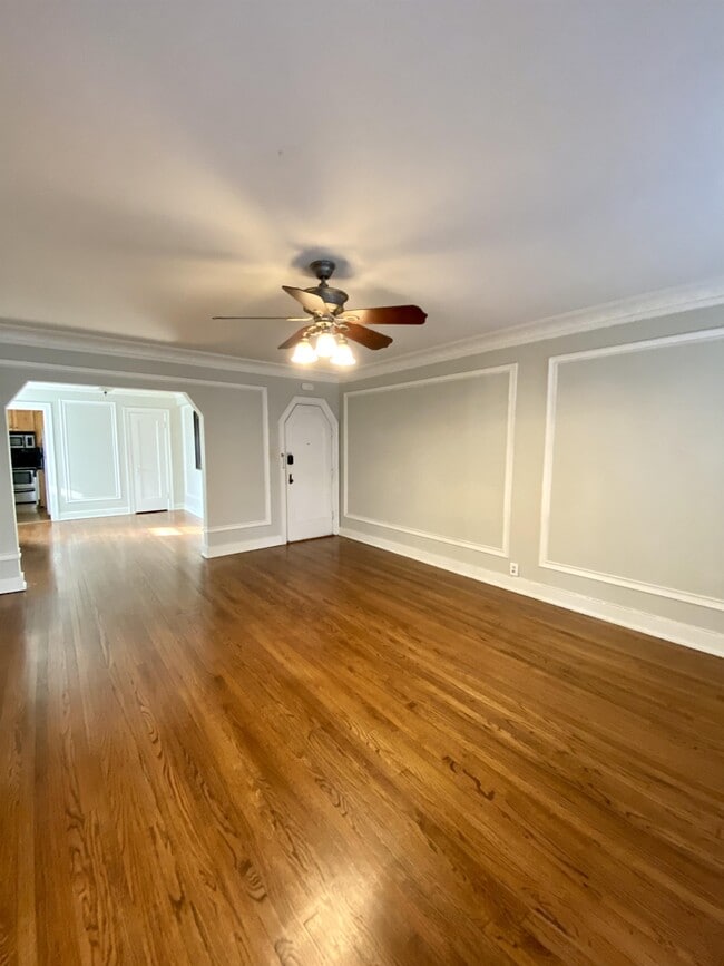 Building Photo - 807 W 48th St