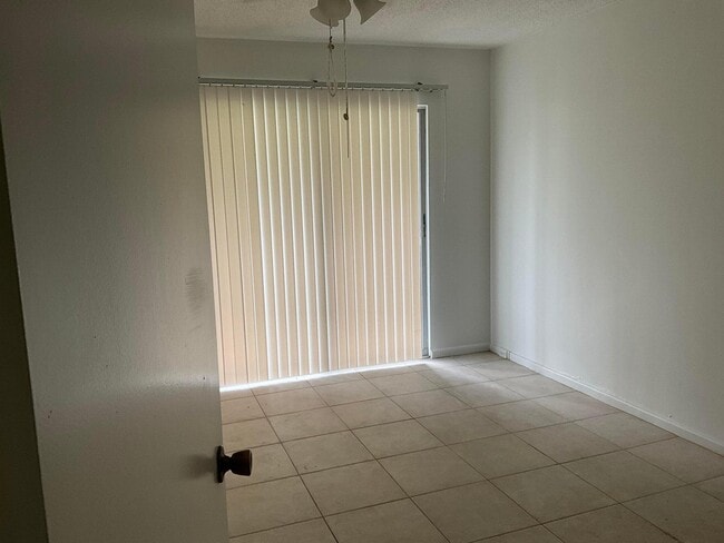 Building Photo - 347 Mansfield I