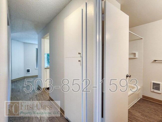 Building Photo - 3648 SW Beaverton Hillsdale Hwy