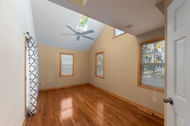 Building Photo - 270 S Center St