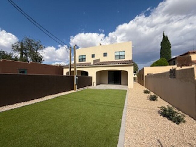 Building Photo - 1003 N Armijo St