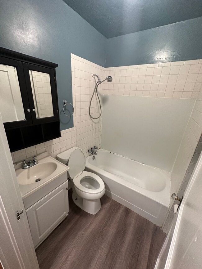 Building Photo - 2/1 house with yard in Midtown! Available now!