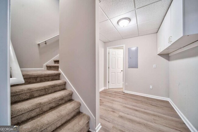 Building Photo - 2011 Town Lake Hills W