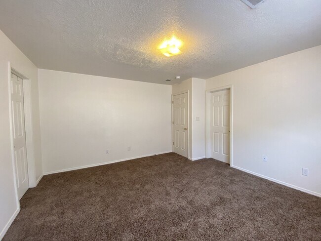 Building Photo - Spacious 3BR/2Bath/2Living - 1 Car Garage