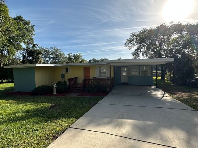 Building Photo - Beautiful 2Bed & 1Bath ON THE WATER in St....