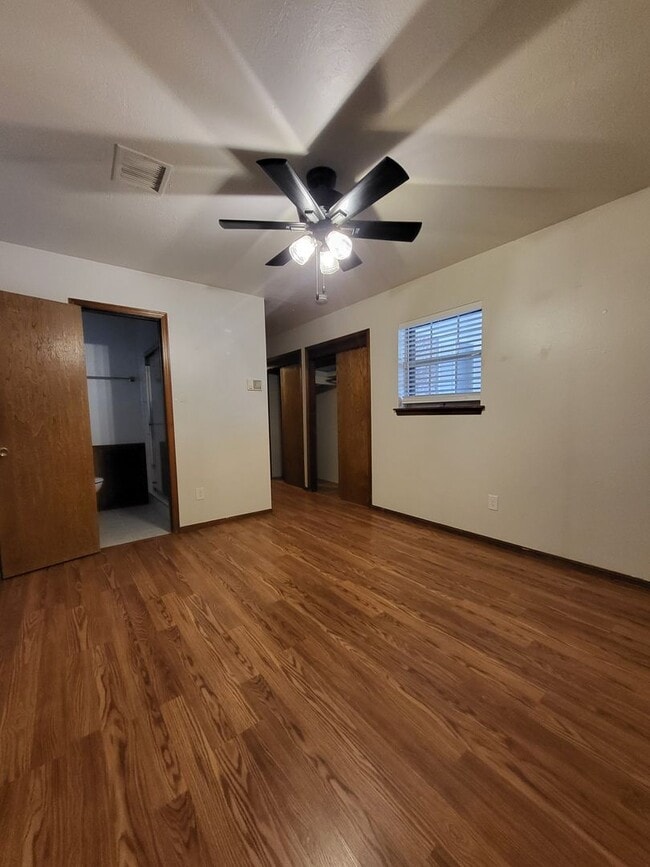 Building Photo - (3) Bed/(2) Bath in Southern Hills w/ (2) Living Areas and Storm Shelter!