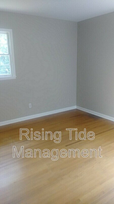 Building Photo - 1042 Mesa Dr