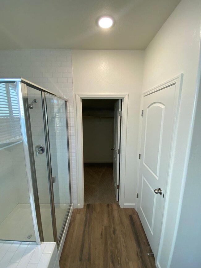 Building Photo - Gorgeous NEWER home between Tulare and Vis...