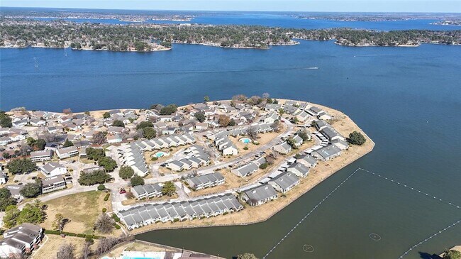 Building Photo - 164 April Point Dr S