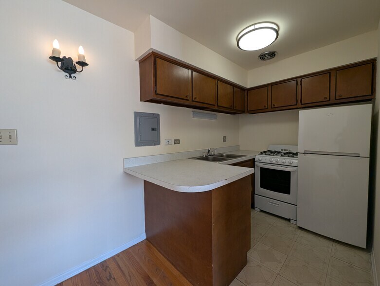 Building Photo - 665 W Wrightwood Ave