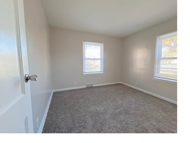 Building Photo - 4 Bed 2 Bath House on East Campus