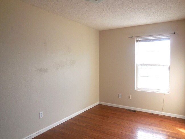 Building Photo - 3 Bedroom 2 Bath Bi-Level Home w/ Two Car ...