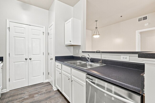 Building Photo - 270 Riverbend Dr