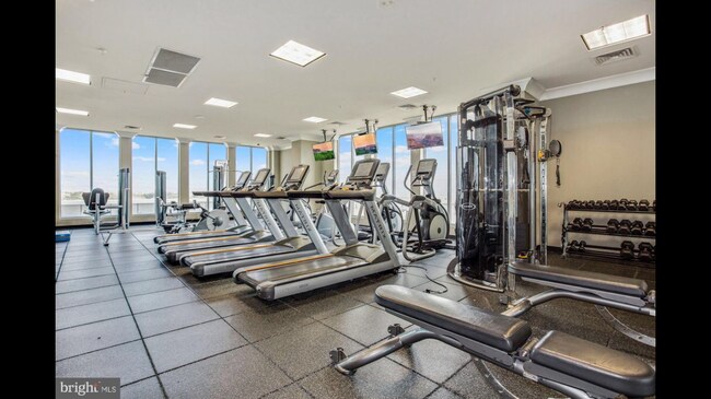 Fitness center on rooftop - 851 N Glebe Rd