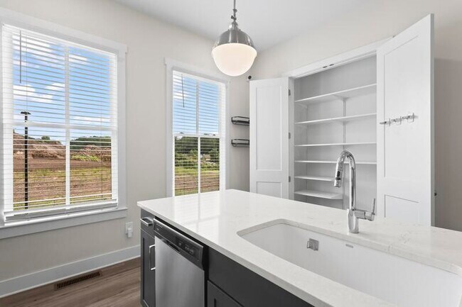 Building Photo - 1066 Crest Cir SE