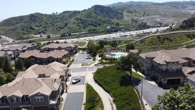 Building Photo - Beautiful 4 Bedroom, 2 1/2 Bathroom Townho...