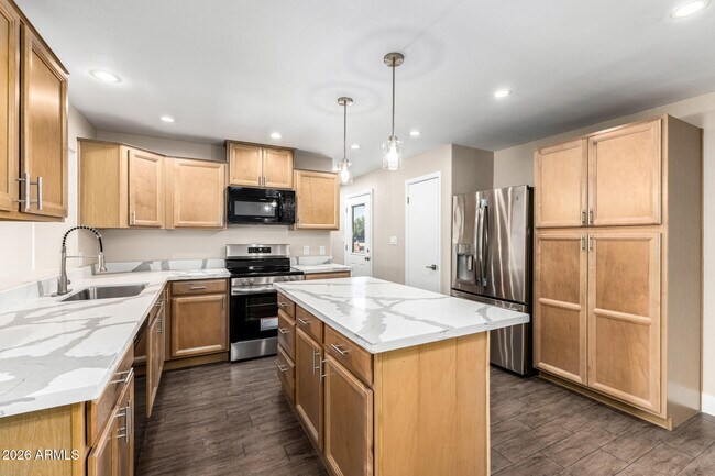 Building Photo - 7613 W Devonshire Ave